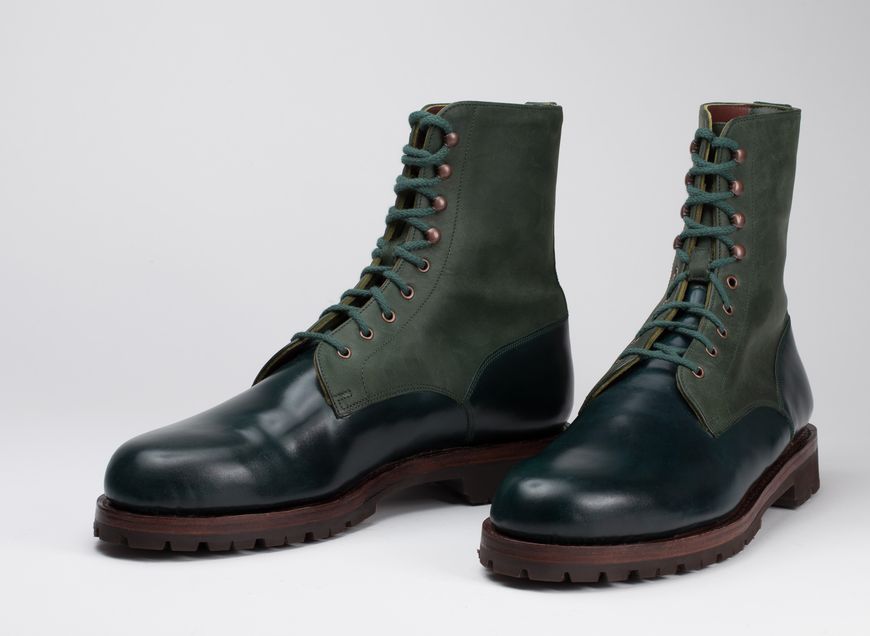Grüne Cordovan Herrenstiefelette als Maßschuhe geeignet for Outdoor Einsatz ohne Kompromisse beim Tragekomfort.