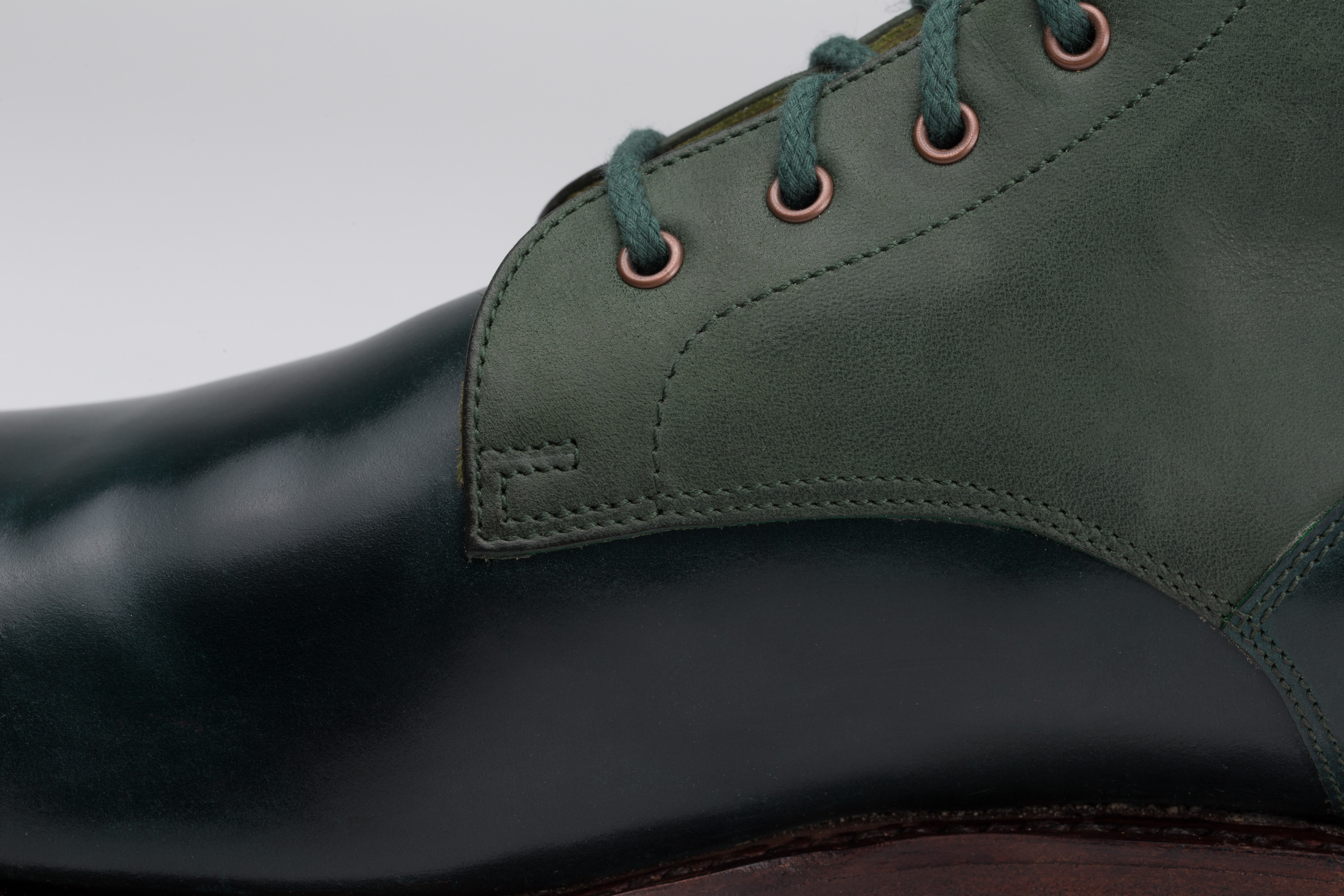 Grüne Herrenstiefelette als Maßschuhe Details der Schnürung