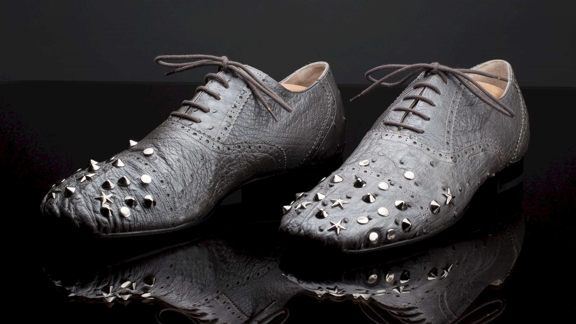 silberne Straußenleder Damen Maßschuhe mit Nieten auf schwarzem Glas