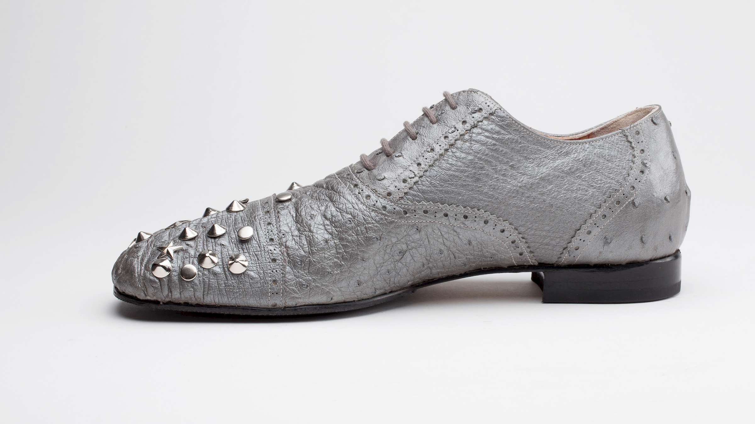 silberner Straußenleder Damen Maßschuh mit Nieten von der Seite