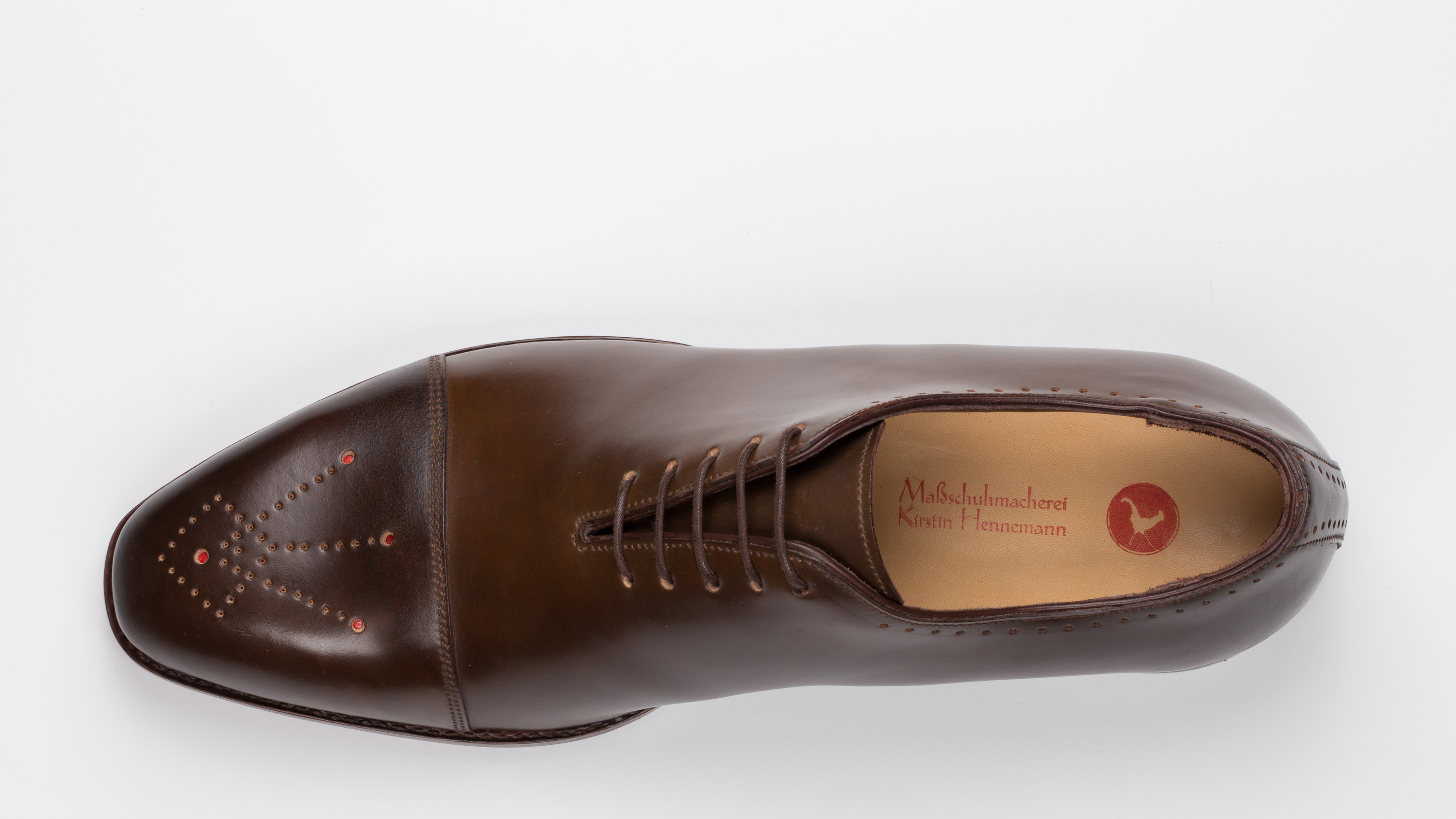 Herren Maßschuh aus braunem Pferdeleder mit rot unterlegter Zierlochung von oben