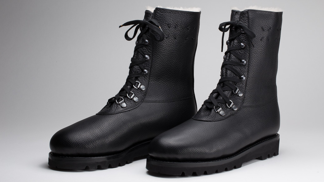 Schwarze Herrenstiefel mit Fellfutter und doppelter Goretex Membran für den extremen Wintereinsatz.