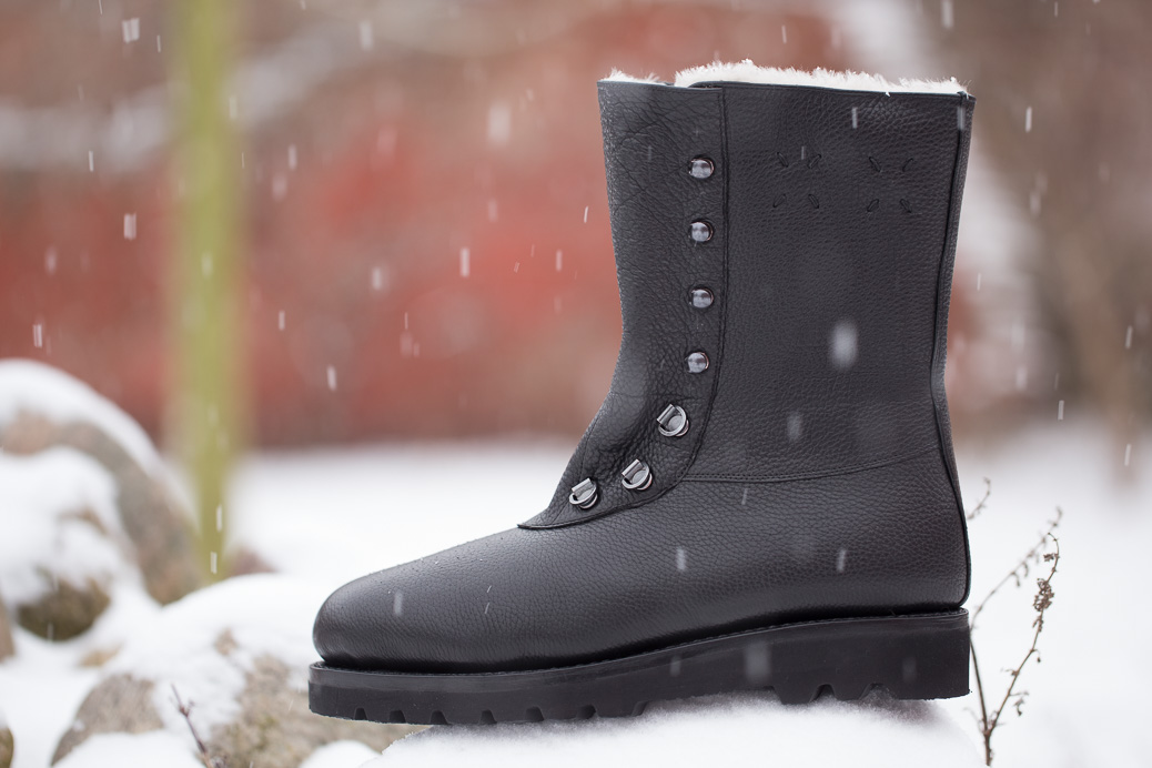 Schwarze Herrenstiefel mit Fellfutter in Schneelandschaft