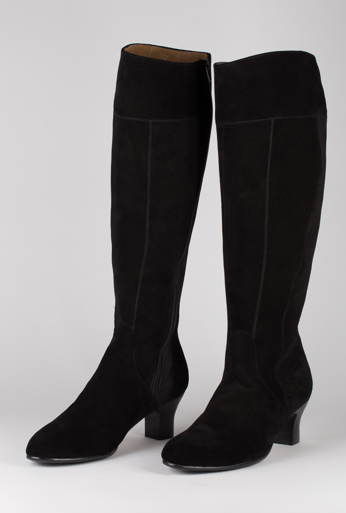 Damenstiefel aus schwarzem Wildleder Detailansicht kaschiert formschön auch ungleiche Beinweiten.