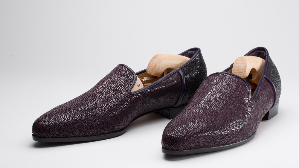 auberginefarbene Perlrochenleder Slipper Damenmaßschuhe