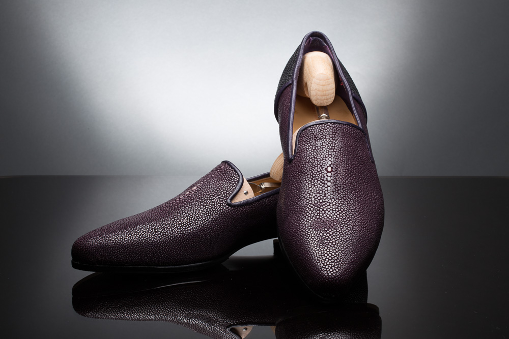 auberginefarbener Perlrochen Slipper Damenmaßschuhe auf schwarzem Glas