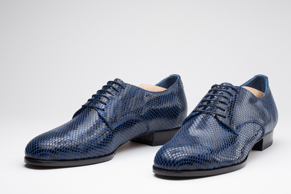 Klassischer Damenschnürschuh aus blauschwarzem Schlangenlederimitat.