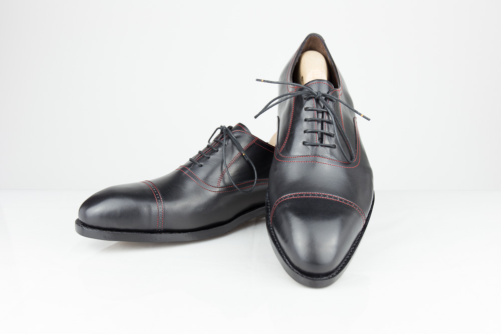 Herren Maßschuhe aus schwarzem hoch glänzenden Boxcalf mit Ferrari-roten Nähten.
