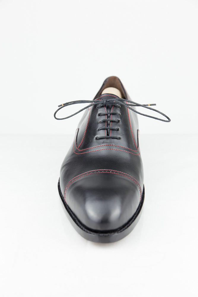 Herren Maßschuh aus schwarzem hoch glänzenden Boxcalf mit Ferrari-roten Nähten.