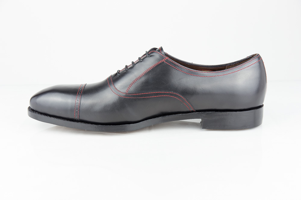 Herren Maßschuh aus schwarzem hoch glänzenden Boxcalf mit Ferrari-roten Nähten von der Seite