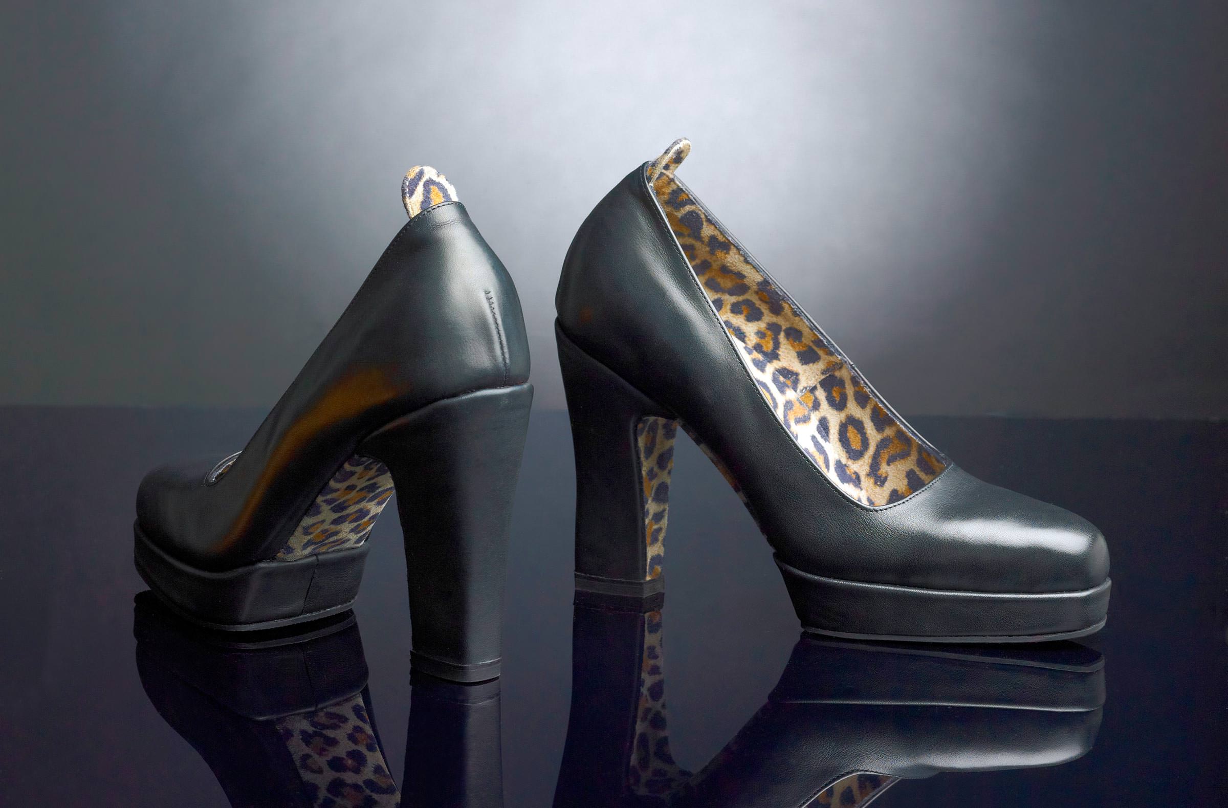 Exklusive schwarze Pumps mit Plateau, hohem Absatz und Leo-Look-Details.