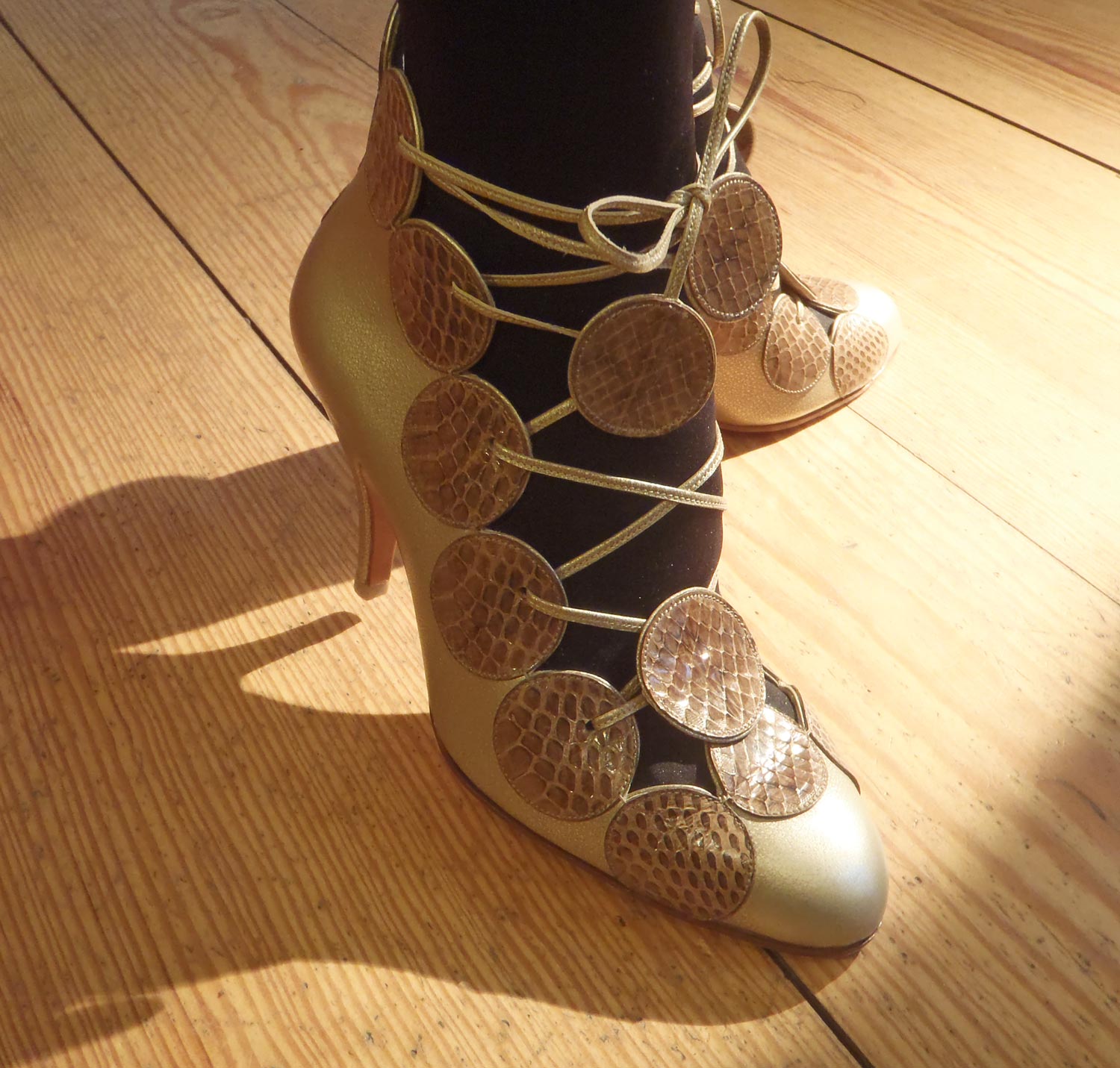 Zauberhafte Damenschuhe von Akiko Mijajima.